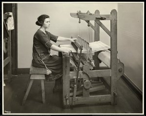 Sokea nainen työskentelee kutomakoneessa New York Association for the Blindissa, 111 East 59th Street, New York, 1926 (hopeagelatiiniprintti)